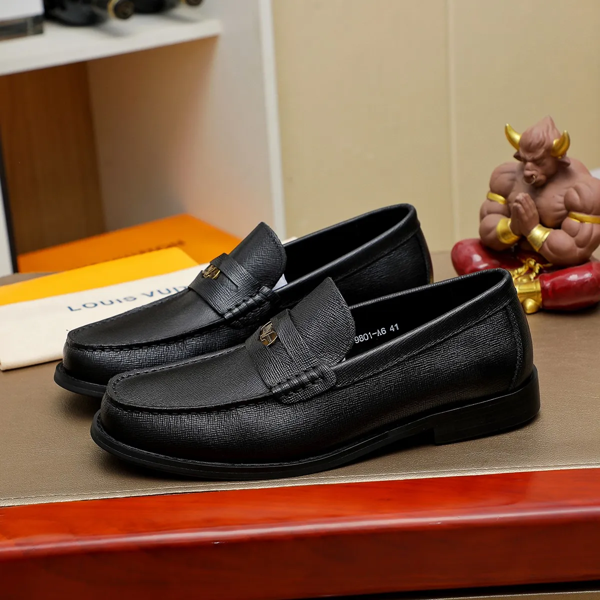 Men's shoes 460 💰 Louis Vuitton LV ® 🆕 model 🔛 full shoe counter, first layer cowhide, 🐂leather lining casual shoes for men, super soft outsole, a must-have for driving. Synchronized with the counter, original first layer cowhide, completely 1:1 mold customization 🌹 top version, color optional! Number: 38-44 (45.46 customized)
